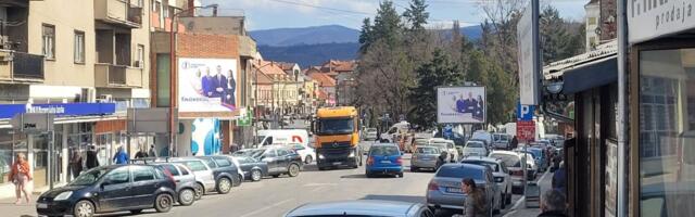 Kako izgleda predizborni Knjaževac: Radovi, mašine i pokoji plakat (FOTO)