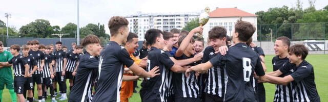KAD SE SPOJE TALENAT, BORBA I ZALAGANJE: Uručeni šampionski pehari za četiri generacije Omladinske škole Partizana! (FOTO)