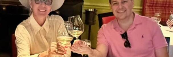 LEPA BRENA NA VEČERI SA VANBRAČNIM SINOM MIROSLAVA ILIĆA Nazdravljaju belim vinom, kadrove podelila njegova majka: Ne skidaju osmeh sa lica (FOTO)