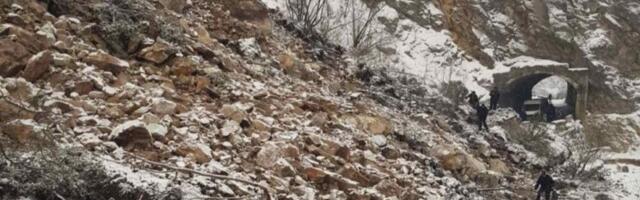 Snimili trenutak kada se brdo obrušava na put kod Prijepolja (Video)