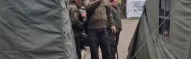 Incident u Pionirskom parku: Veteran koji "čuva" studente 2.0 metalnim štapom udario muškarca