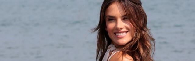 SKINULA SE U MINIJATURNI BIKINI jedna od NAJLEPŠIH žena sveta i mreže GORE: Kakvo telo u 44. godini (FOTO)