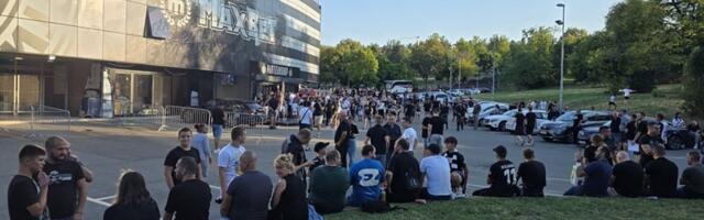Ovako nešto se ne pamti! Reke ljudi ispred Humske na dva sata do utakmice