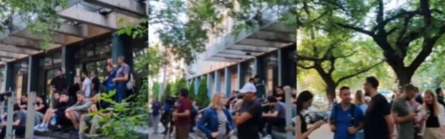 Počela blokada zgrade suda u NS, prisutna i policija: Na ulazima građani i studenti (FOTO, VIDEO)