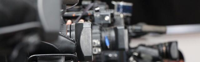 Povređena novinarka N1, novinar Razglas njuza odgurnut štitom – “Press” prsluk više ne vredi