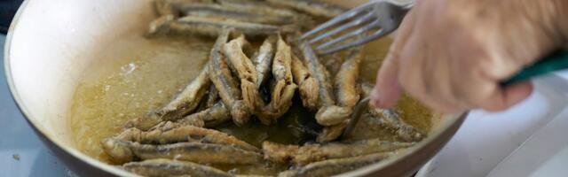 Miris ribe vam ostaje satima u kući nakon prženja? Ne mora - jedan komad voća u tiganju rešava problem