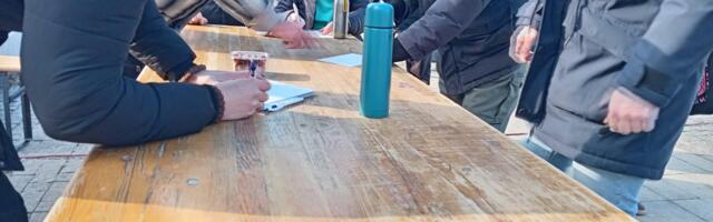 Studenti u Leksovcu na tri mesta skupljaju potpise za raspisivanje izbora, veliki broj penzionera među potpisnicima