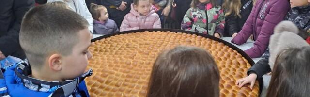 Novčić iz crkvene česnice Ljiljani nagoveštava iste događaje: Ovo je drugi put da je izvukla (VIDEO)