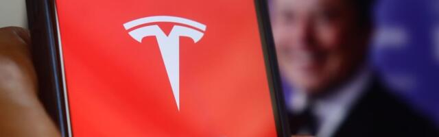 Tesla lagala o autonomiji njihovih vozila: Robotaksi ponekad voze ljudi na daljinu!