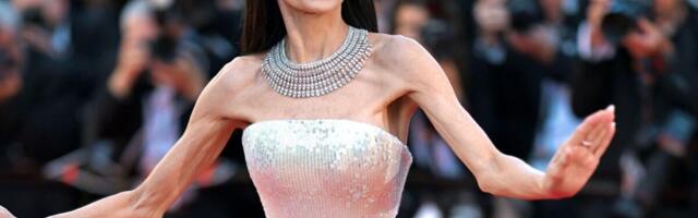 "Slomiće se od mršavosti" Demi Mur zablistala u srebrnoj haljini na Kanskom festivalu, a ruke kao slamčice