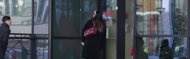 PEVAČICA (29) U SUZAMA NA AERODROMU: Izgubila DVA NASTUPA zbog DVA KILA VIŠKA u KOFERU, platila 660€ i OSTALA sama bez ikakve pomoći!