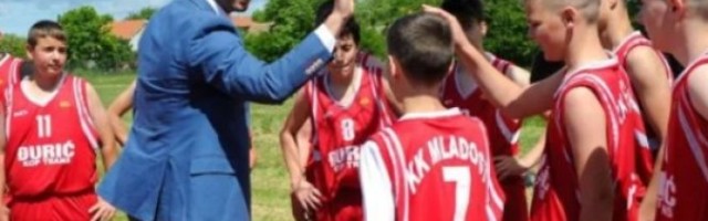 U ISTOM SMO TIMU! UDOVIČIĆ NASTAVIO OBILAZAK!  Još jedna škola u Srbiji dobila novu sportsku opremu!