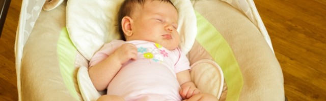 Da li je sigurno da beba spava u ljuljašci - pedijatri savetuju