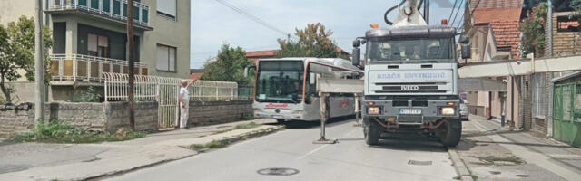 Mešalicom za beton blokirali pola ulice, da li mislite da je to u redu?