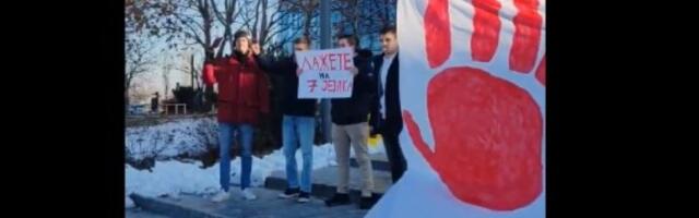 Protest studenata: Zaposleni na RTV izašli da ih pozdrave (VIDEO)