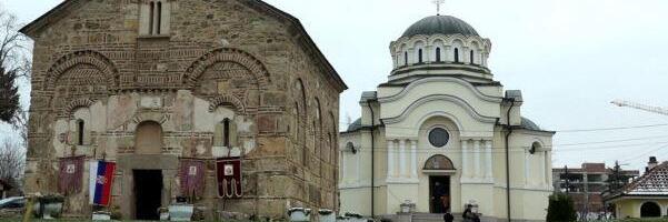 IZ PORTE CRKVE U LIPLJANU SKINUTA ZASTAVA SPC! Nadzorna kamera sve smimila: Zastavu je sa zvonare skinula osoba koja je na glavi imala fantomku