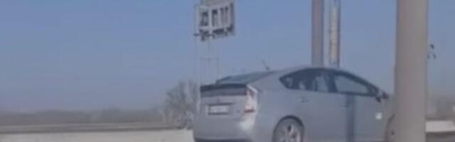 Vozio šinama na Mostu na Adi (VIDEO)