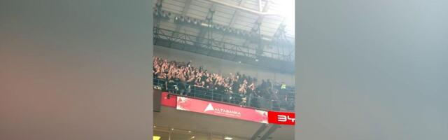 Navijači Partizana bacali petarde ka navijačima Zvezde