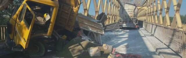 Drama kod Sente: Kamion izgubio kontrolu pa udario u ogradu mosta (FOTO)