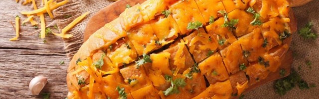 Od ovog ukusnije ne može - hleb punjen s tri vrste sira i belim lukom