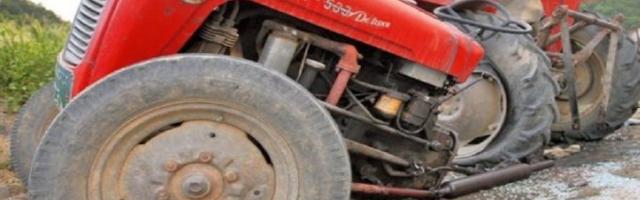 TRAKTORISTA IZGUBIO ŽIVOT NA UŠĆU! Pod neutvrđenim okolnostima završio je ispod prevrnutog traktora!