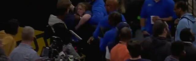 POTPUNO NEVEROVATNA SCENA Žena se vezala lancima za konstrukciju koša na NBA meču /VIDEO/