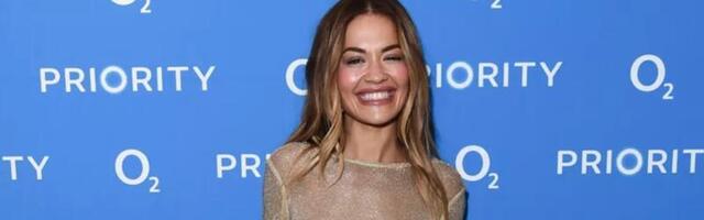 Rita Ora krade utiske u zlatnoj "golišavoj" haljini