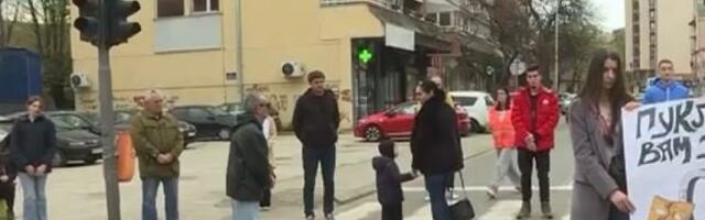 STRAŠAN PIK IMAJU NA ŽENE I NA DECU Vučić: Žena im je samo rekla svoje mišljenje, a oni su je na pali