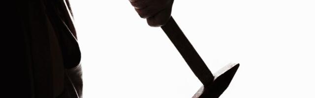 Zadobio TEŠKE POVREDE: Muškarac pretučen čekićem, hitno prebačen na VMA!