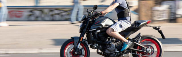 SNIMAK IZ NIŠA NASMEJAO CEO REGION: Vozio motor s ventilatorom u ruci - svi imaju isto pitanje (VIDEO)