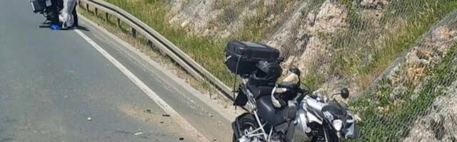DETE VOZEĆI MOTOR POVREDIO DVE OSOBE Povređene su majka i ćerka i one su zbrinute u bolnici