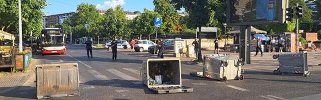 Studenti blokirali raskrsnicu kod SKC, spaljeni režimski tabloidi