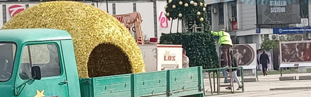 Nema objavljenih rezultata javnog poziva za praznično ukrašavanje iako su ukrasi već psotavljeni na trgu