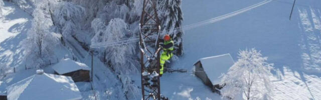 Лед на стубовима топили су и уз помоћ бренера