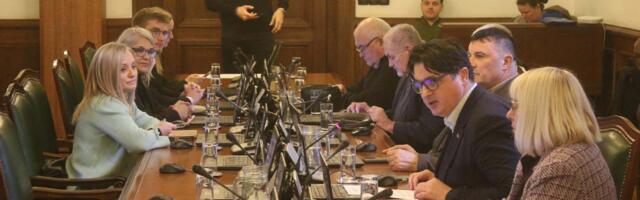 Parlamentarni odbor smatra da su Mrdićevi zakonski predlozi u skladu s Ustavom Srbije