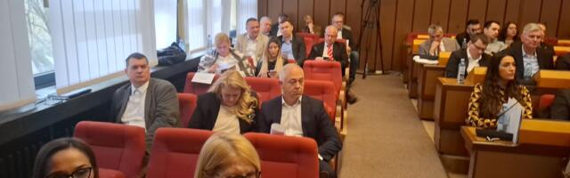 Odbornik SNS napao odbornika opozicije Mirana Pogačara: Fizički kontakt sprečilo obezbeđenje