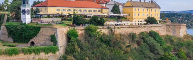 MUŠKARAC PAO S PETROVARADINSKE TVRĐAVE: Nesreća u Novom Sadu, povređeni hitno prevezen u bolnicu!