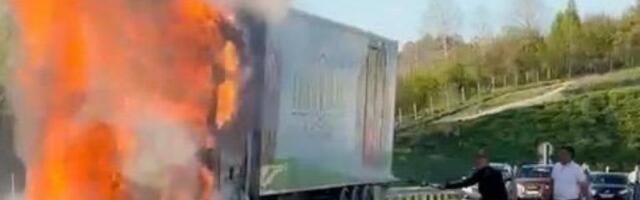BUKTINJA NA AUTO-PUTU! Vatra guta kamion, automobili stoje! (VIDEO)