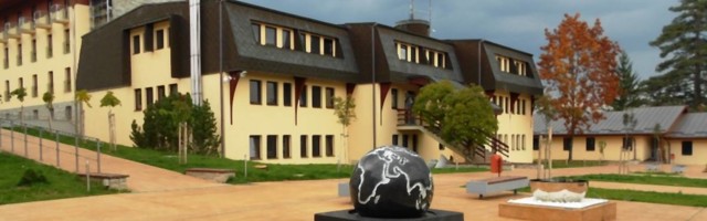 Priveden nastavnik, osumnjičen za zlostavljanje maloletnika u Petnici