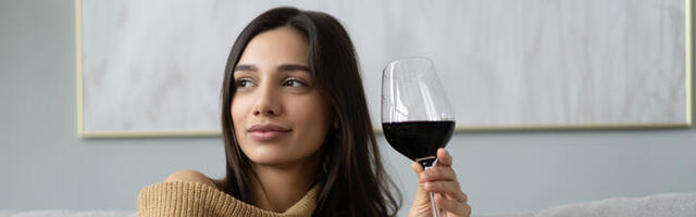 Glavobolja zbog vina: Zašto nastaje i kako da je izbegnemo?
