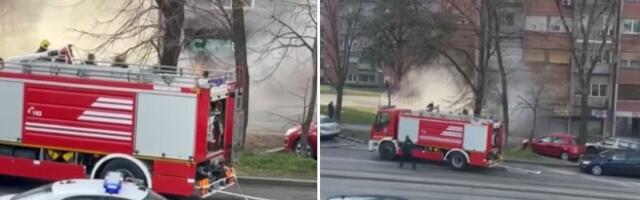 Požar u prodavnici oružja u Vojvode Stepe, čuju se PUCNJI (VIDEO)