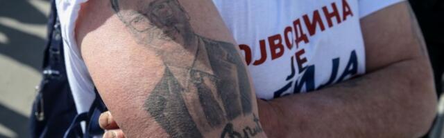 Istetovirao Vučića na ramenu: Foto ubod sa skupa u BG