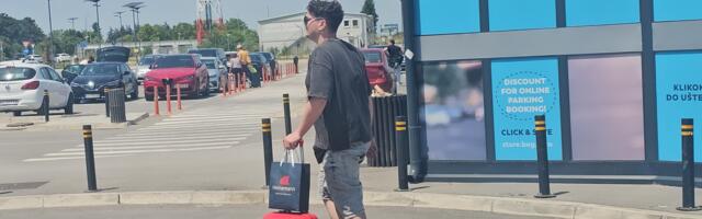 POPULANI PEVAČ BEŽI OD KAMERA, ČIM NAS JE VIDEO UBRZAO KORAK: Bio u centru skandala zbog nasilja, ali se nije oglašavao o tome (VIDEO)