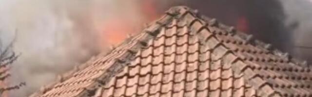 Bukti požar u Beočinu: Gori manji objekat (VIDEO)