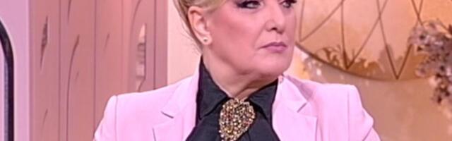 "MI SMO BILI KAO SVI OBIČNI SMRTNICI, A DIVA SNEŽANA ĐURIŠIĆ..." Voditeljka srela pevačicu u avionu, pa ispričala kakva je zapravo: Odmah je izašla...