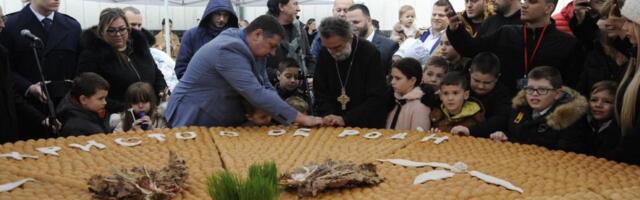 Lomljenje božićne česnice u sredu ispred Hrama Svetog Save