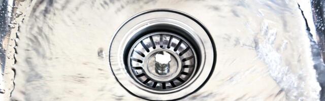 Zaboravite na vodoinstalatera: Sipajte so u odvod pre spavanja i više nikada nećete zvati majstora!