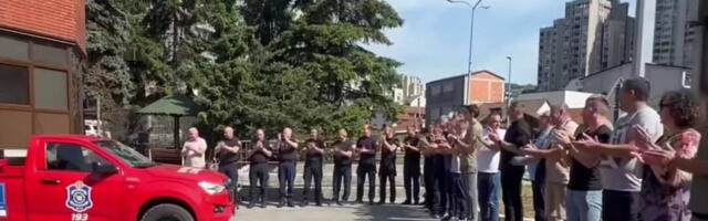 EMOTIVAN ISPRAĆAJ U PENZIJU U UŽICU! Vatrogasci u suzama ispratili Rađena posle 31 godine službe (FOTO)