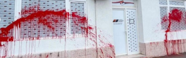 SNS o vandalizmu u Dbanovcima: Napad na demokratsko pravo građana da slobodno podržavaju političku opciju