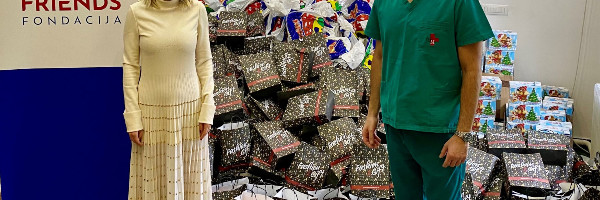 Forever Friends Fondacija poklonila paketiće za decu heroja našeg vremena